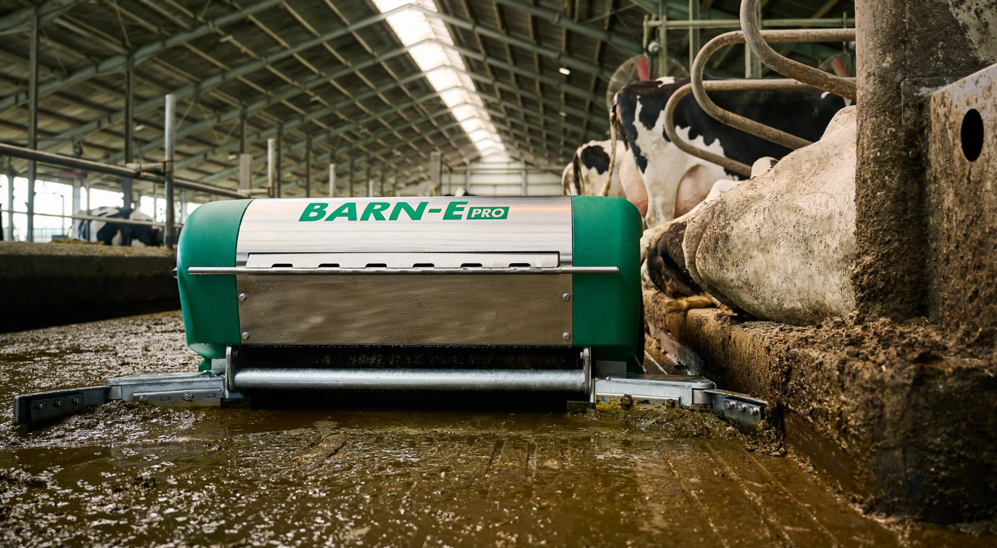 Der Barn-E PRO Entmistungsroboter vom JOZ Fachzentrum Nord sorgt automatisch für saubere und trockene Stallböden im Kuhstall.