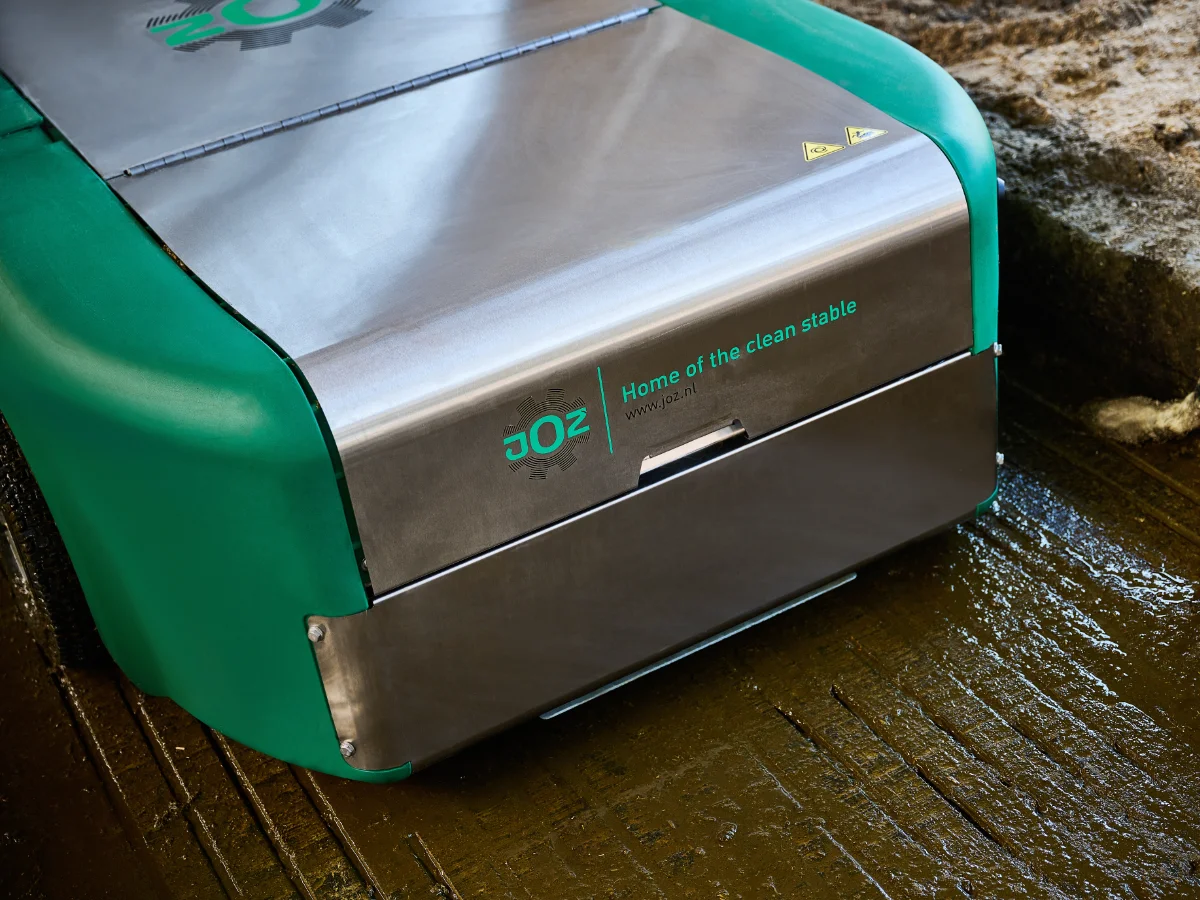 Der Barn-E PRO Entmistungsroboter vom JOZ Fachzentrum Nord mit robustem Edelstahlgehäuse für eine langlebige Stallreinigung.