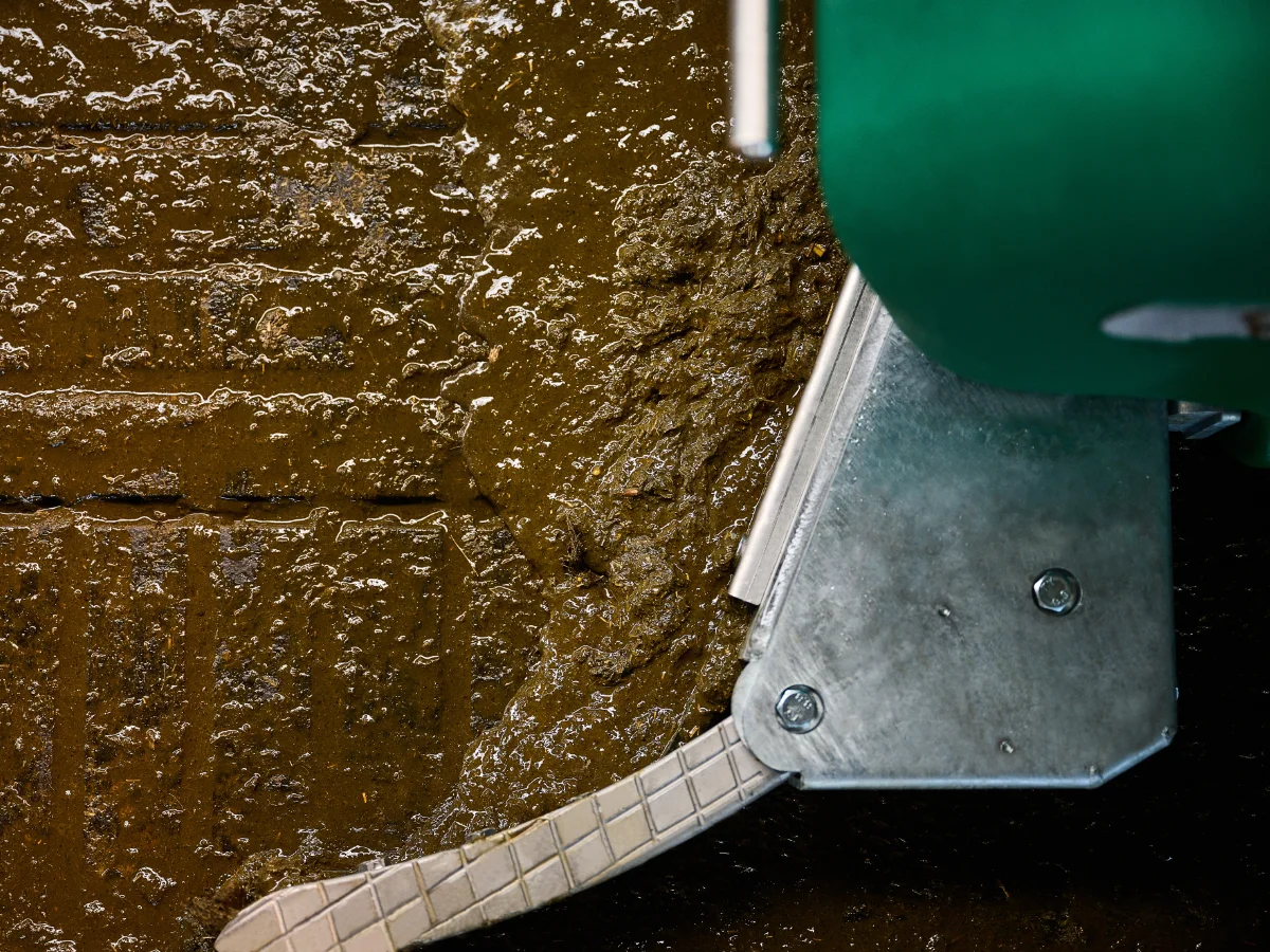 Detailansicht des Barn-E PRO Entmistungsroboters vom JOZ Fachzentrum Nord bei der automatischen Reinigung des Stallbodens.