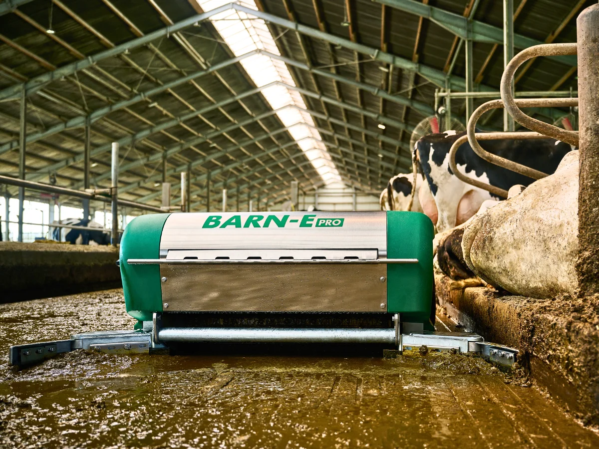 Der Barn-E PRO Entmistungsroboter vom JOZ Fachzentrum Nord reinigt zuverlässig geschlossene Stallböden und sorgt für saubere, hygienische Bedingungen im Kuhstall.